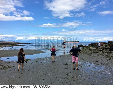 Newcastle Island, B.c., Canada - August 3rd, 2020: A Group Of Visitors Exploring Low Tide And The Oc