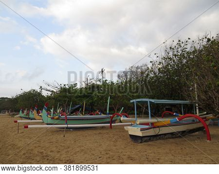 Denpasar, Indonesia - September 21, 2019: Jukung Boats Anchored On Sanur Beach. Jukung Is A Small Wo