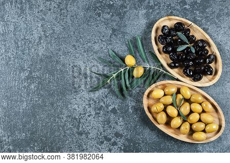 Black And Green Olives In Bamboo Bowl With Olive Tree Branch ,raw Turkish Olive Seeds And Leaves On 