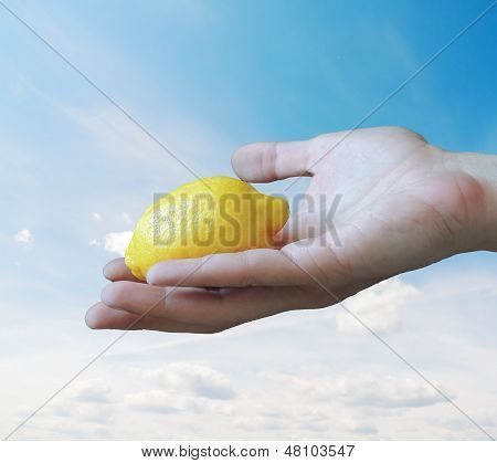 Hånd med citron