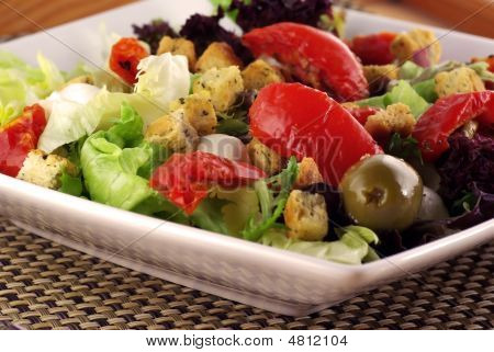 Ekmek, Tapas, domates, zeytin, biber, Marine sosis ve bir kadeh şarap tabağı