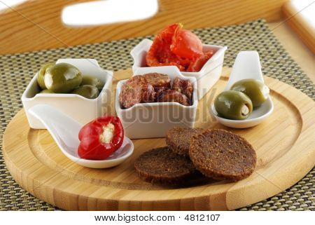 Tabağı ile Tapas, zeytin, biber, sosis & domates