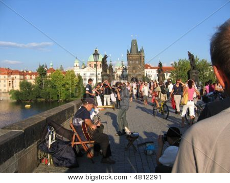 Charles broen over floden Vltava i Prag