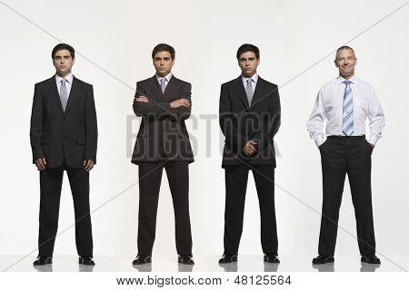 Voller Länge Portrait von Geschäftsleute stehen nebeneinander vor weißem Hintergrund