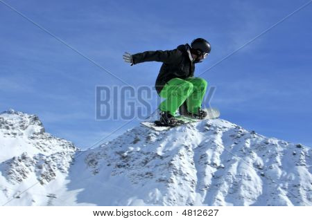 Snowboarder saltando