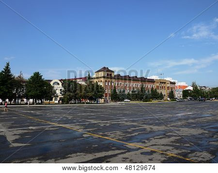 ENGELS, SARATOWER Gebiet, Russland-Juli 2013 Hauptplatz der Stadt nach einem Regen 09.07.2013
