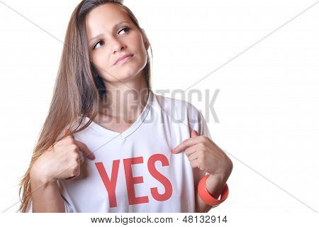 Красивая молодая женщина указывая на слова на ее белой футболке