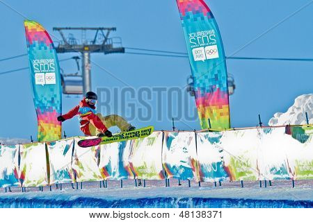 KUEHTAI, AUSTRIA - 14 stycznia Innsbruck, Max Raymer (USA) konkuruje w halfpipe'ie mężczyzn na Ja