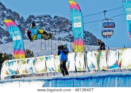 KUEHTAI, AUSTRIA - 14 stycznia Roland Hoertnagel (Austria) konkuruje w halfpipe'ie mężczyzn na Ja