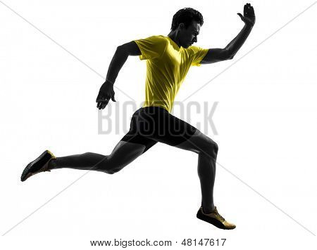 한 백인 남자가 젊은 스프린터 러너 실루엣 스튜디오에서 흰색 배경에서 실행