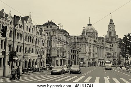 Staré budovy a ulice v Waitan ze Šanghaje v černé a bílé
