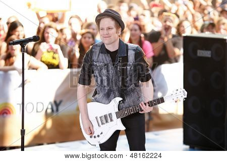 NOVA YORK-19 de julho: Patrick Stump do Fall Out Boy executa na NBC Today Show no Rockefeller Plaza em