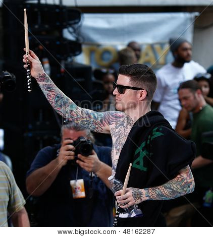 NEW YORK-juli 19: Andy Hurley af Fall Out Boy udfører på NBC'S Today Show på Rockefeller Plaza på Jørgensen