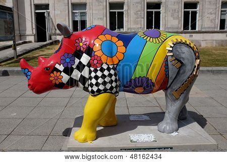 SOUTHAMPTON UK - 15 juli 2013 - lokalt indrettede Rhino skulpturer udstillet i Southampton til rais