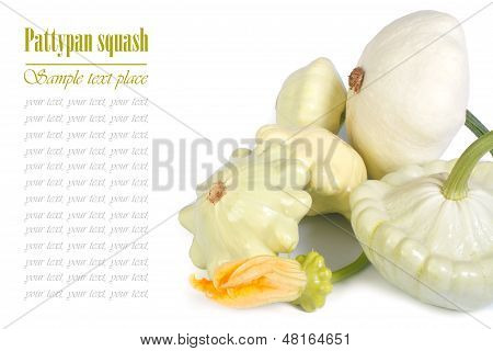 ผักสุก pattypan สควอชแยกต่างหากบนพื้นสีขาว