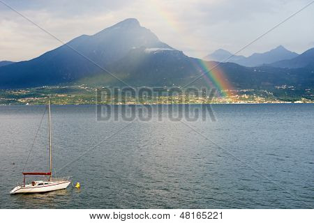 Scenic Italia Lago Arcobaleno panorama e nelle montagne Alpine