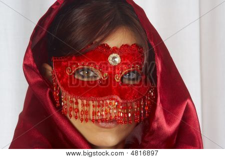 Vrouw met middeleeuwse kostuum voor Carnaval van Venetië