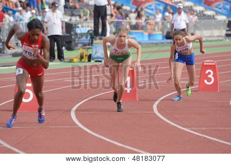 Donezk, UKRAINE - Juli 14: Beginn der letzten Hitze über 800 Meter während 8. IAAF World Youth Champi