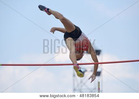 DONETSK, Ucraina - 14 luglio: Takumi Okamoto del Giappone compete in finale nel salto con l'asta durante l'ottava I