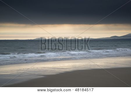Bellissimo paesaggio marino vibrante tramonto