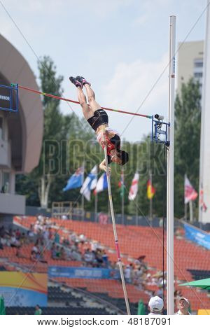 DONETSK, Ucraina - 14 luglio: Takumi Okamoto del Giappone compete in finale nel salto con l'asta durante l'ottava I