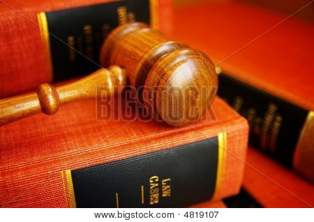 Martelletto e legge libro mucchio