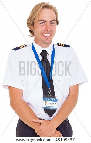 alegre piloto vestindo uniforme com dragonas isoladas no branco