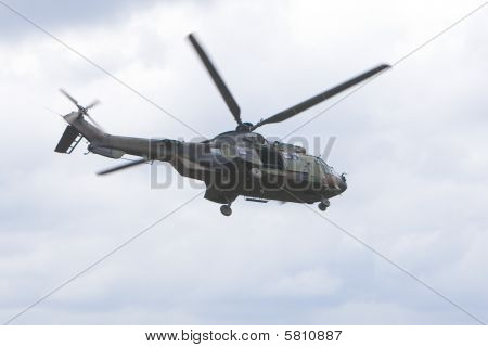 Helicóptero militar