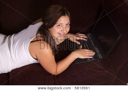 Chica adolescente en portátil
