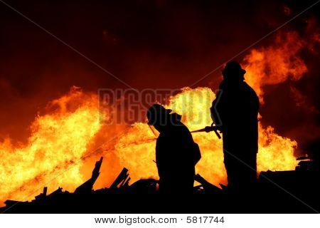 Silhouette di vigili del fuoco