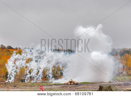 Crew of T-90S tank put smoke screen