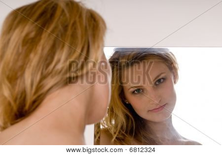 Mujer joven haciendo maquillaje