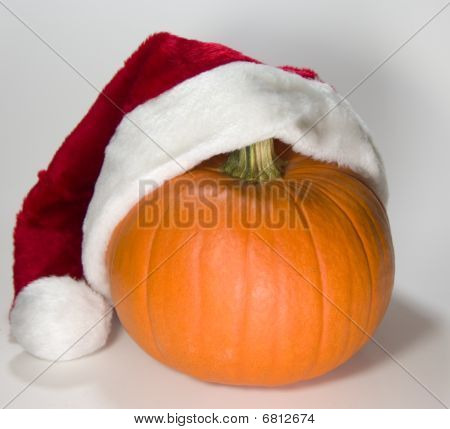Santa kurpitsa asettaa hänen hattu