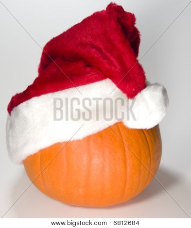 Santa kurpitsa kallellaan hattu