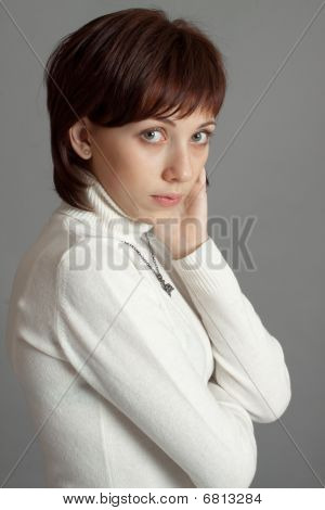 하얀 스웨터에 젊은 여자