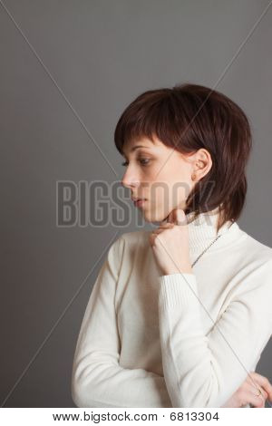 하얀 스웨터에 젊은 여자