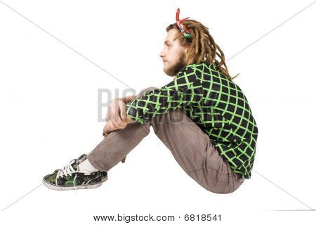 unge dreadlock mand sidder isoleret