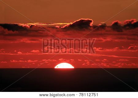 Sun disappears behind the ocean