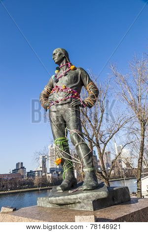 Statue Der Hafenarbeiter At The Bridge In Frankfurt