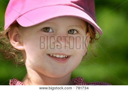 Smilende ung pige i en Hat