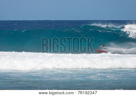 Kitesurfer in Waves