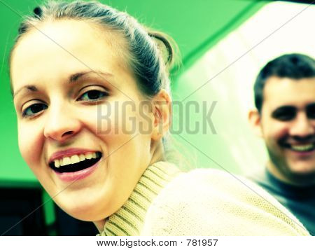 Glad pige og dreng smil