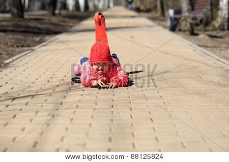 little girl fall off of scooter