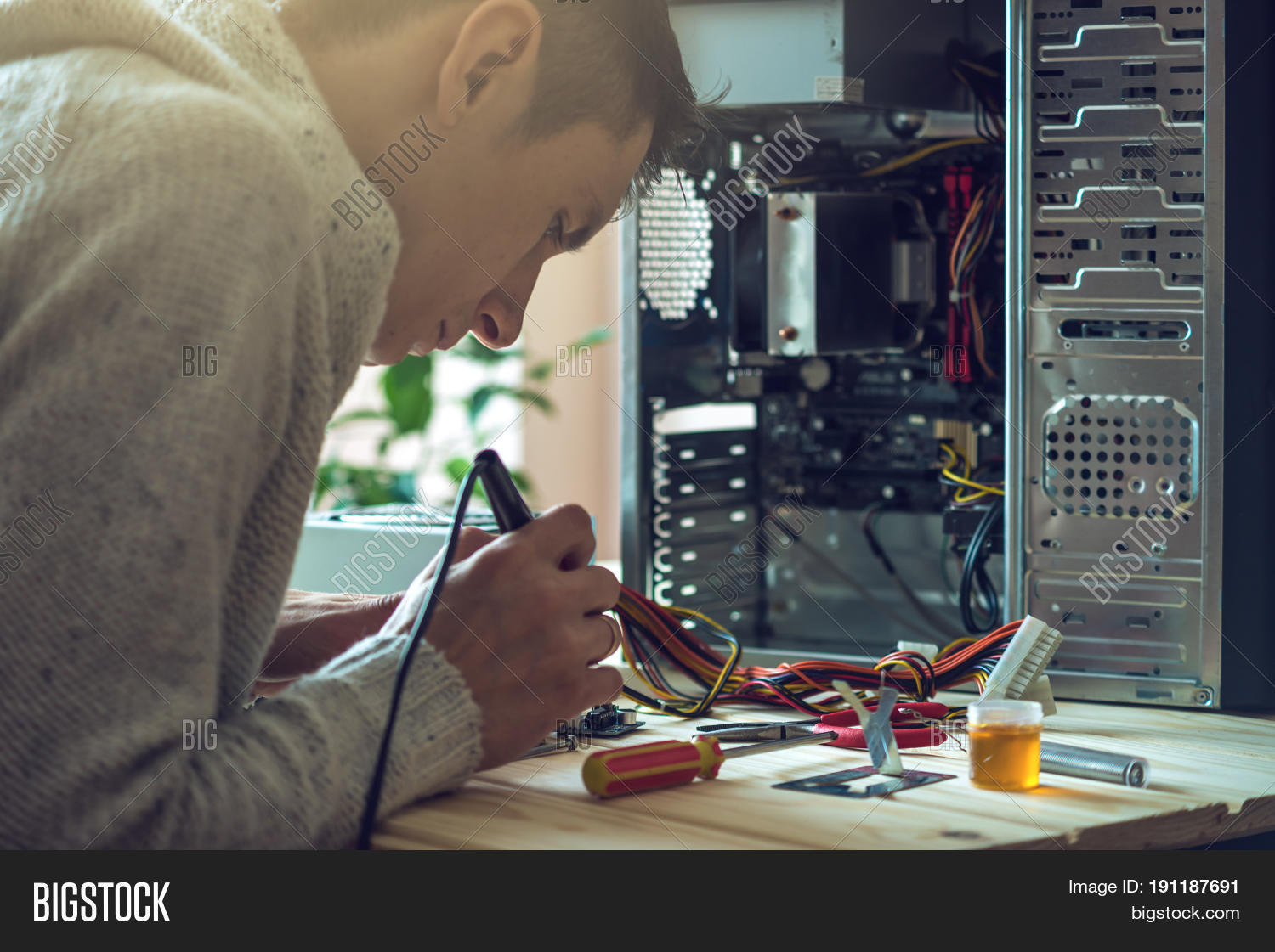 Женщина разбивает компьютер. Ребенок разбирает. Девушка программист. Студентка не разбирается в компьютерах зато отлично. Разобранный компьютер.