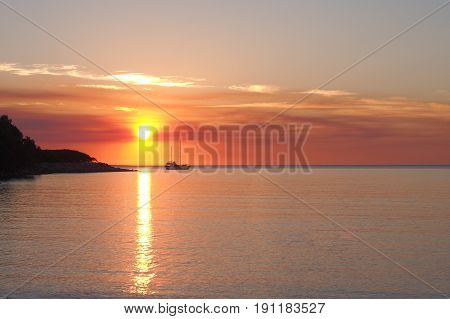 Sunset with boat and sun at Fannie bay Darwin 2017