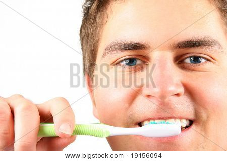 年轻男子洗牙在白色背景