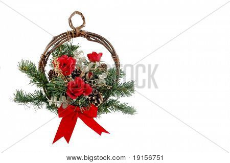 Christbaumkugel mit Rosen auf weißem Hintergrund