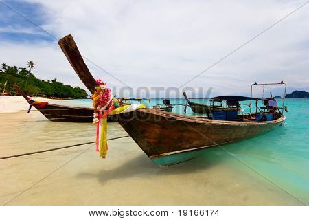 Boten in de buurt van het witte zand tropisch strand. Andamanzee. Provincie Krabi. Koh Phi Phi eiland. Koninkrijk T