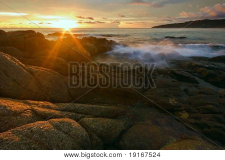 Puesta de sol tropical. Playa de Karon. Isla de Phuket. Tailandia de Reino
