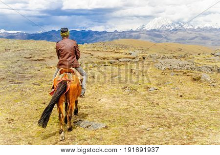 View on Horse Trekking in the mountains in China by Mount Yala